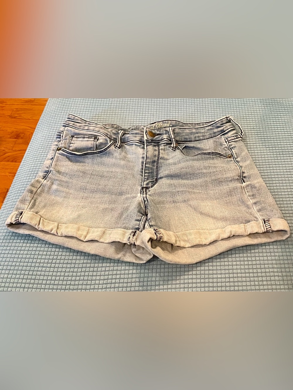Universal Thread Mid Rise Midi Denim Shorts – Women’s Size 10/30 – Light Wash